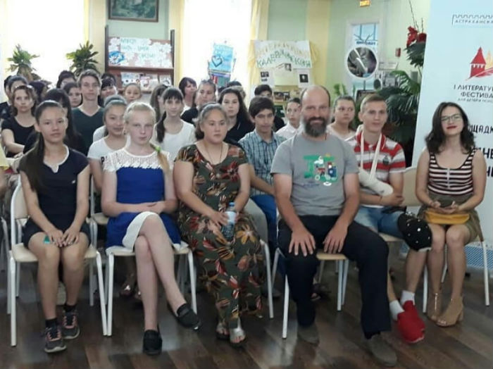 Известный российский писатель-фантаст Дмитрий Емец посетил Приволжский район