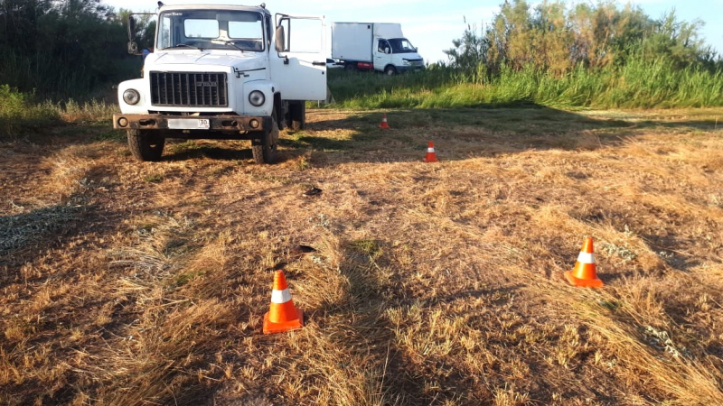 Жителя Астраханской области во время работы переехал грузовик