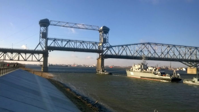 Астраханцев предупреждают о закрытии для проезда Старого моста