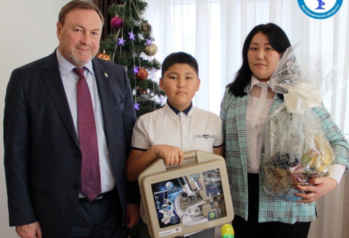 Глава астраханского минздрава исполнил новогоднее желание сына добровольца СВО