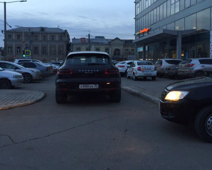 В Астрахани автоледи перекрыла всем автомобилистам выезд с парковки ТЦ