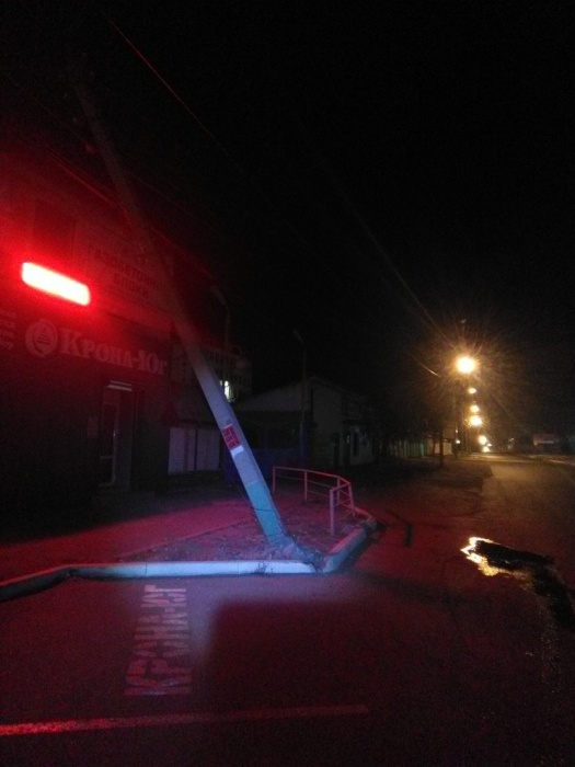 Ночью в Астрахани водитель протаранил опору ЛЭП