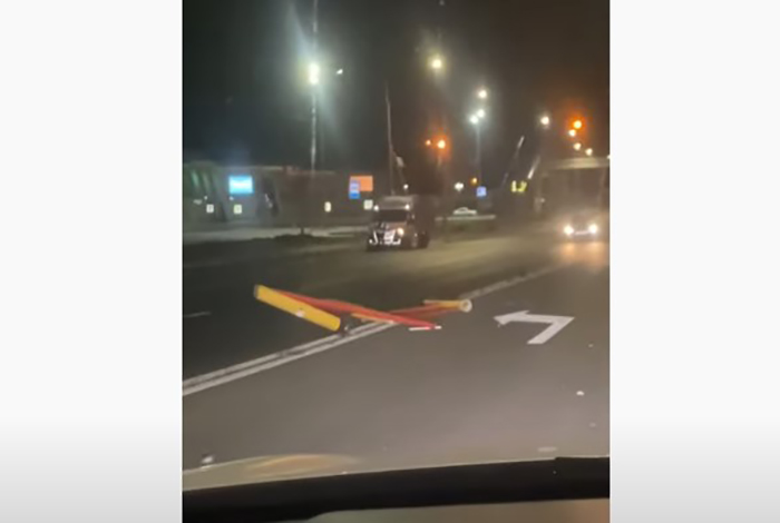 Боулинг по-астрахански: на Магистральной вновь снесли новое дорожное ограждение