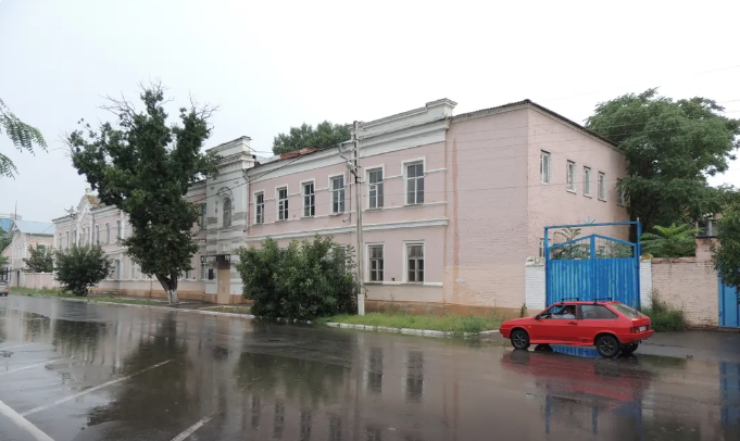 От двухкопеечных нар до частной клиники: в Астрахани продают ночлежный дом