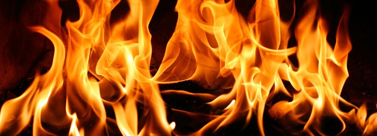 В центре Астрахани произошел пожар из-за курильщика