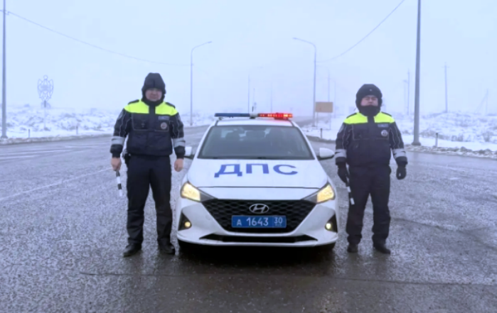 Астраханские госавтоинспекторы помогли доставить в больницу малышку, которая нуждалась в экстренной помощи