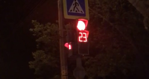 В Астрахани светофор на улице Софьи Перовской снова проверяет реакцию водителей