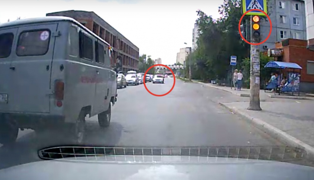 Хитрее всех. Приора так торопилась, что объехала пробку на красный и по встречке 