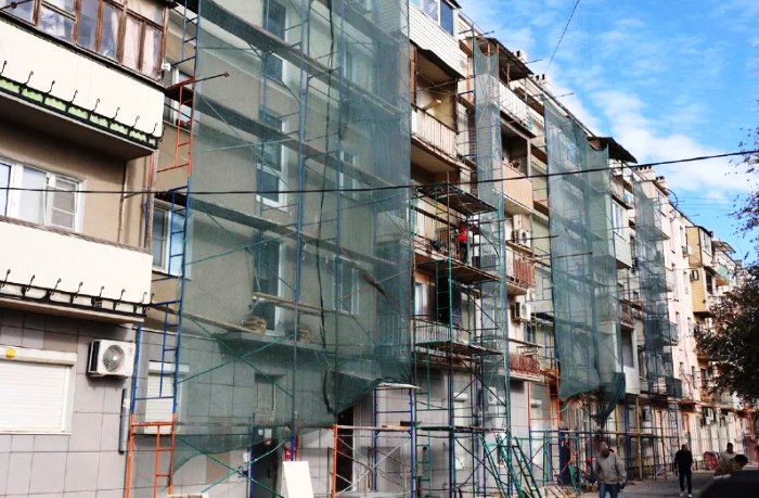 В Астрахани программа капремонта МКД на 2025 год выполнена на 70%