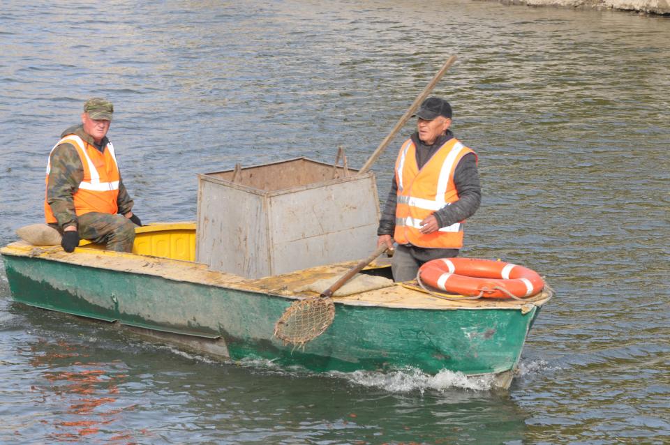 В Астрахани чистят водоемы