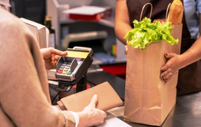 В 2025 году астраханцы сняли более полумиллиарда «налички на кассе»