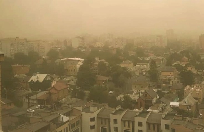 МЧС предупреждает: в Астрахани воздух полон пыли и гари, которые вдобавок ухудшили видимость на улице