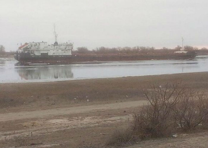 Теплоход с 14 моряками, застрявший под Астраханью две недели назад, никак не спасут