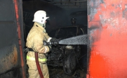 В Астрахани сгорели гараж и автомобиль