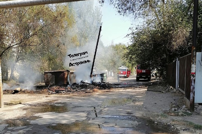В Астрахани из-за пожара на мусорке рухнули и закоротили электропровода, видео