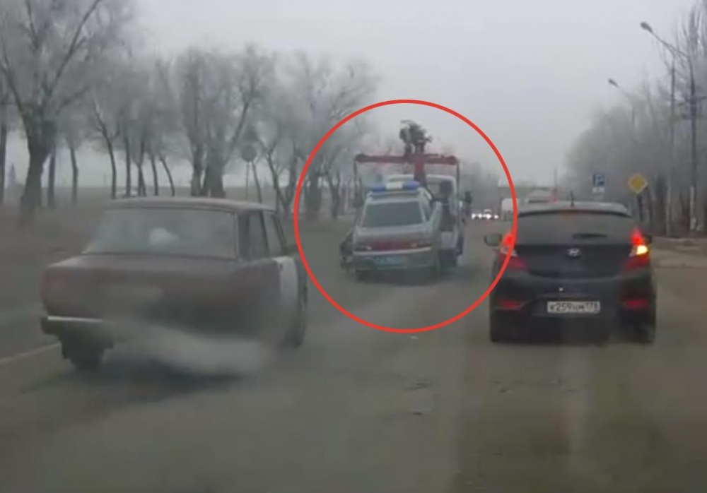 Эвакуатор в Астрахани уронил авто полиции после скачка на их 