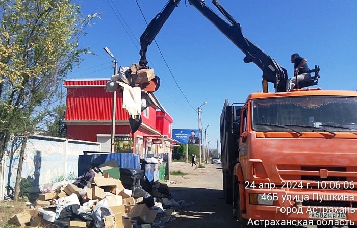 С улиц Астрахани за два дня вывезли более 84 тонн мусора