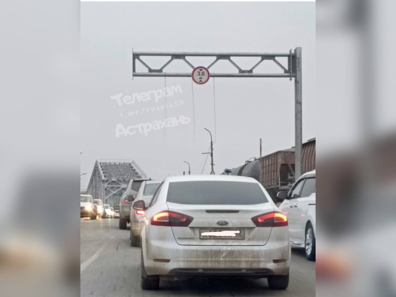 Всё, отмучилась! На астраханском мосту сорвали отремонтированную рамку-ограничитель 