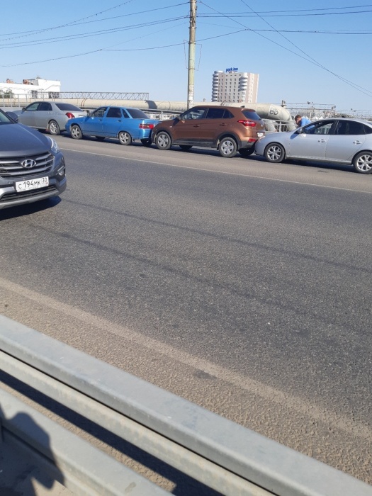 Паровозик из авто: в Астрахани на путепроводе столкнулись четыре машины