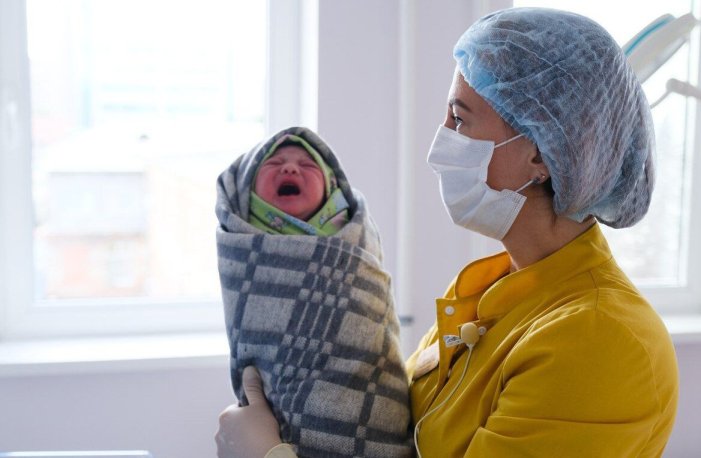 Астраханская область продолжает лидировать в ЮФО по уровню рождаемости и снижает смертность