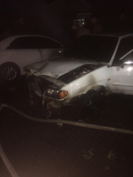 В Астрахани одномоментно сгорели Тойота и ВАЗ