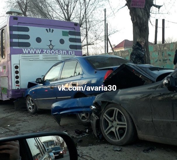 В Астрахани произошло тройное ДТП с участием рейсового автобуса