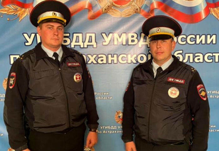 Сотрудники астраханской Госавтоинспекции помогли спасти ребенка