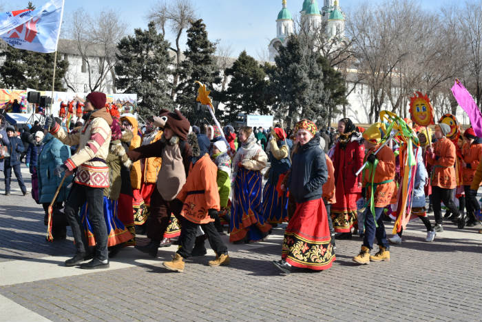 Тысячи астраханцев вышли гулять на Масленицу