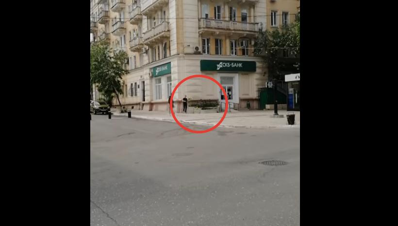 Хроника астраханского вандализма: мужчина нарвал большой букет с клумбы на Кирова