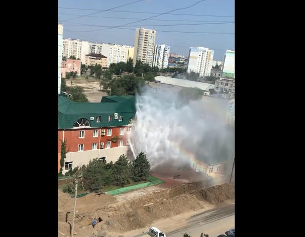 Астраханскую гостиницу залило коммунальным фонтаном: впечатляющие кадры