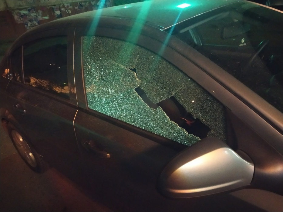 В Астрахани ищут хулиганов, разбивших автомобиль