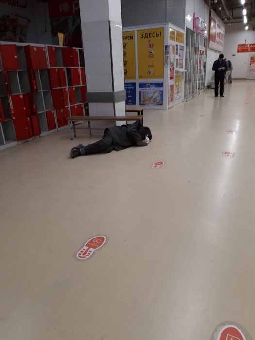 Соцсети сообщают о мужчине, который поселился в астраханском гипермаркете