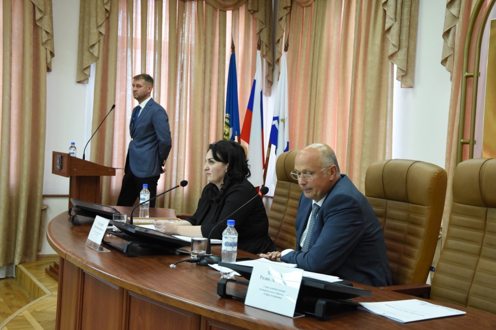 Депутаты, чиновники и гаражи. Жаркие споры на заседании