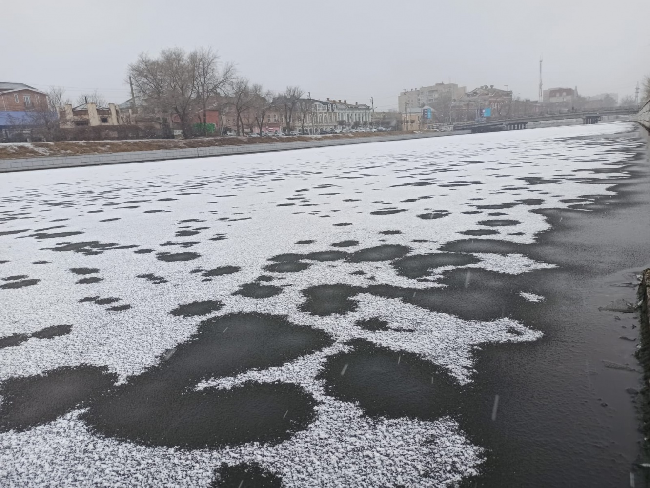 Синоптики не обманули - в Астрахани выпал снег