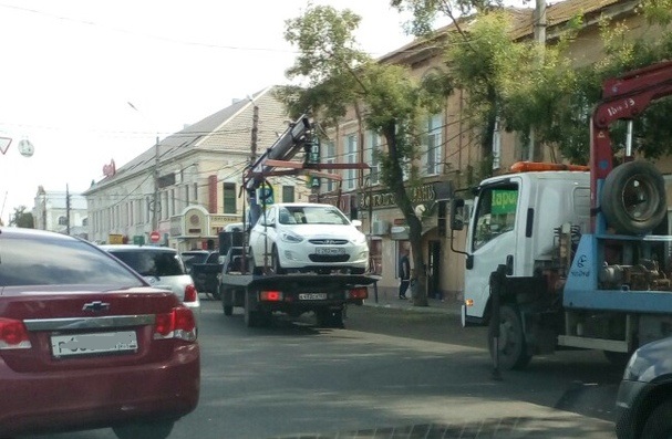 В Астрахани на Больших Исадах работали эвакуаторы