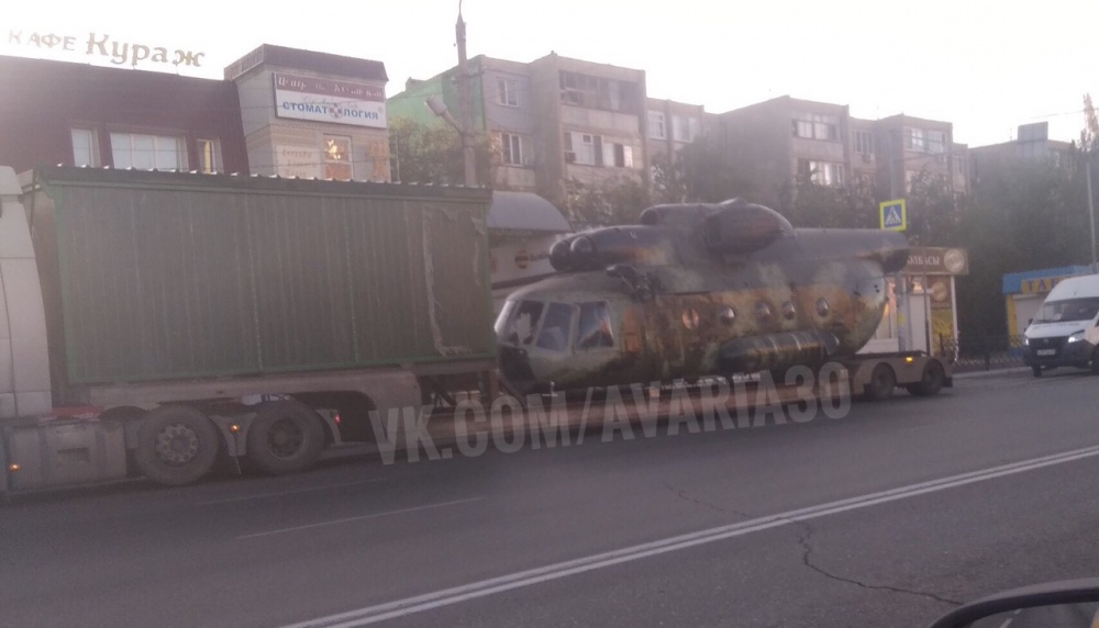 В Астрахани на дороге запечатлели вертолет