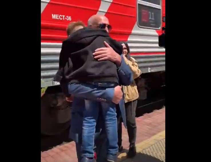 Огласка в СМИ помогла мужчине из Дагестана вернуть ребенка, которого отобрали астраханские силовики: трогательное видео встречи