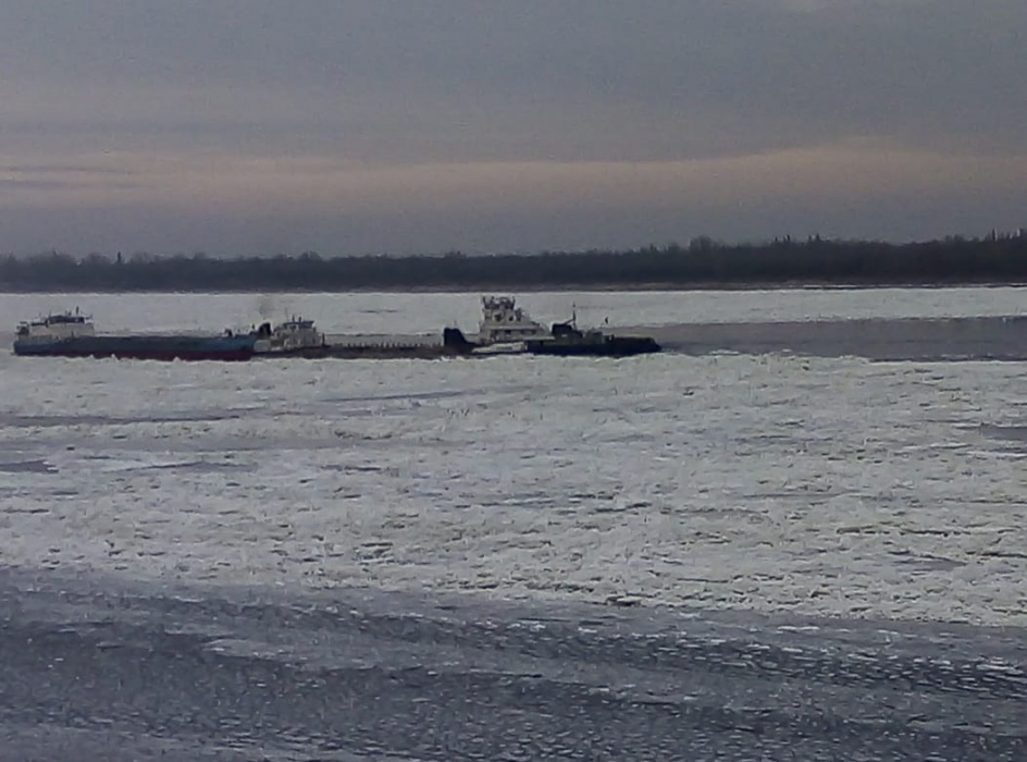 Из шести застрявших во льдах Астраханской области теплоходов спасли четыре 