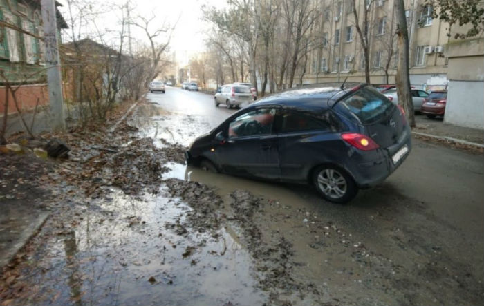 Еще один автомобиль провалился в дыру в центре Астрахани