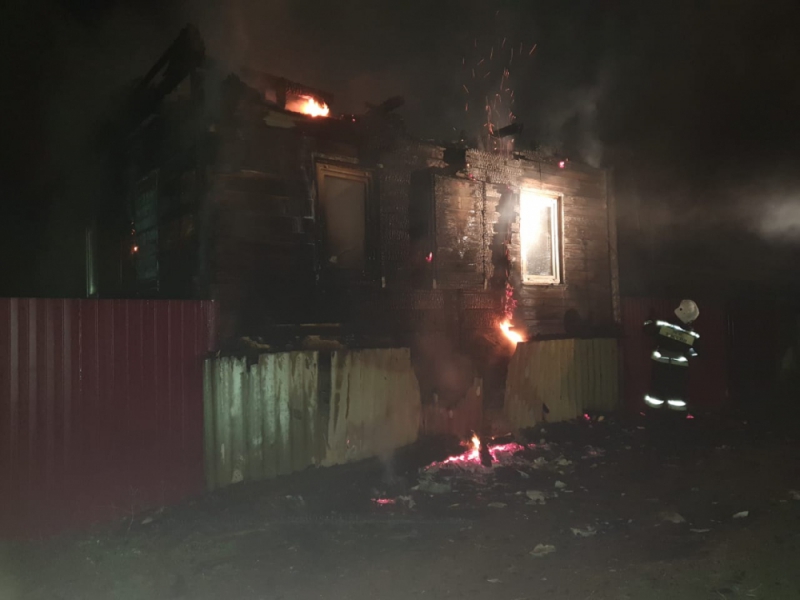 Огонь уничтожил дом в Астраханской области