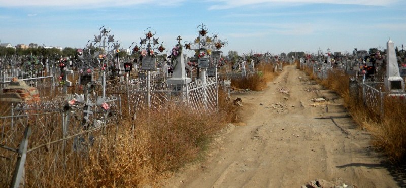 В Астрахани вандалы устроили погром на кладбищах