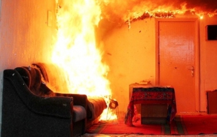 Под Астраханью в квартирном пожаре пострадала несовершеннолетняя