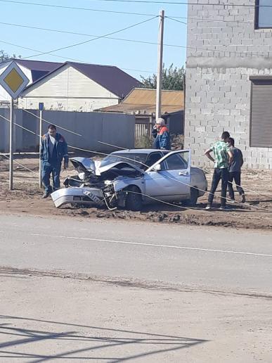 Астраханец снес на "десятке" столб и скрылся 