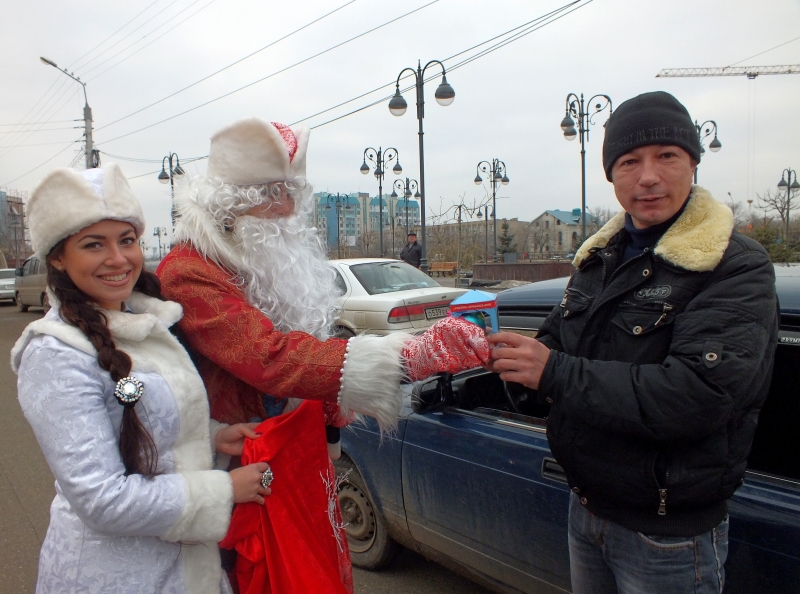 Астраханских водителей, нарушающих правила, журит Дед Мороз