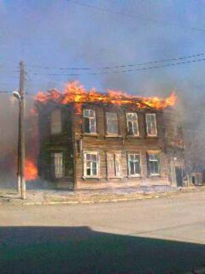 В Астрахани произошел крупный пожар: сгорели шесть домов и хозпостройки (ОБНОВЛЕНО)