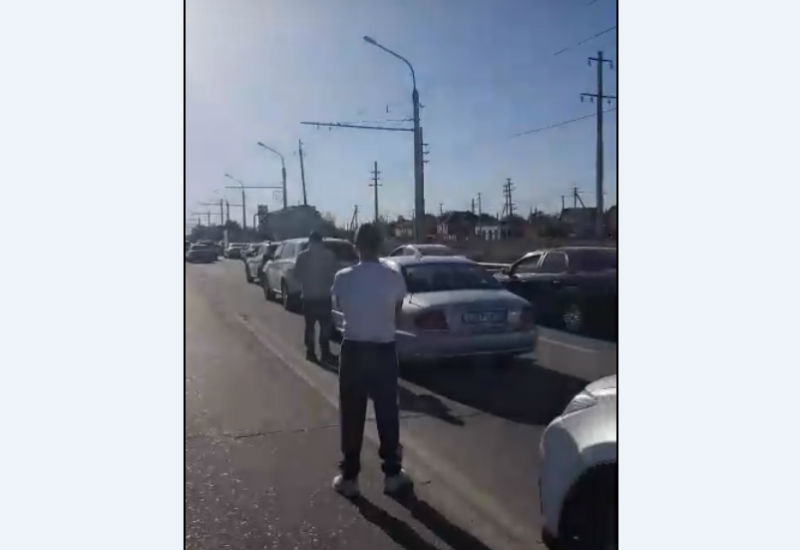Астраханцы сломали голову: кто спровоцировал километровую пробку в районе аэропорта?