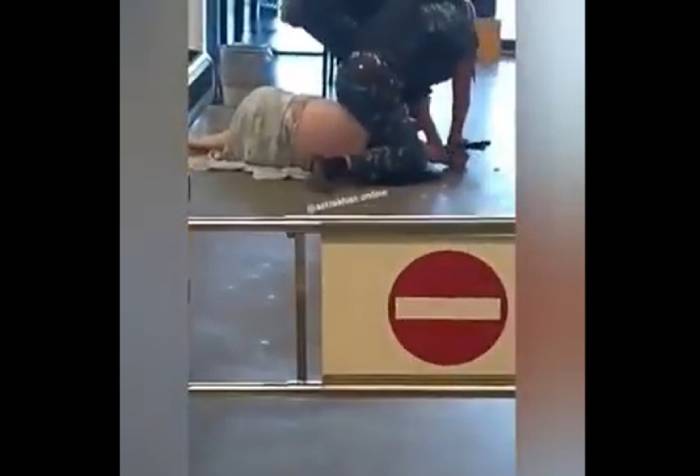 В астраханском гипермаркете задержали полуголую дебоширку. Видео