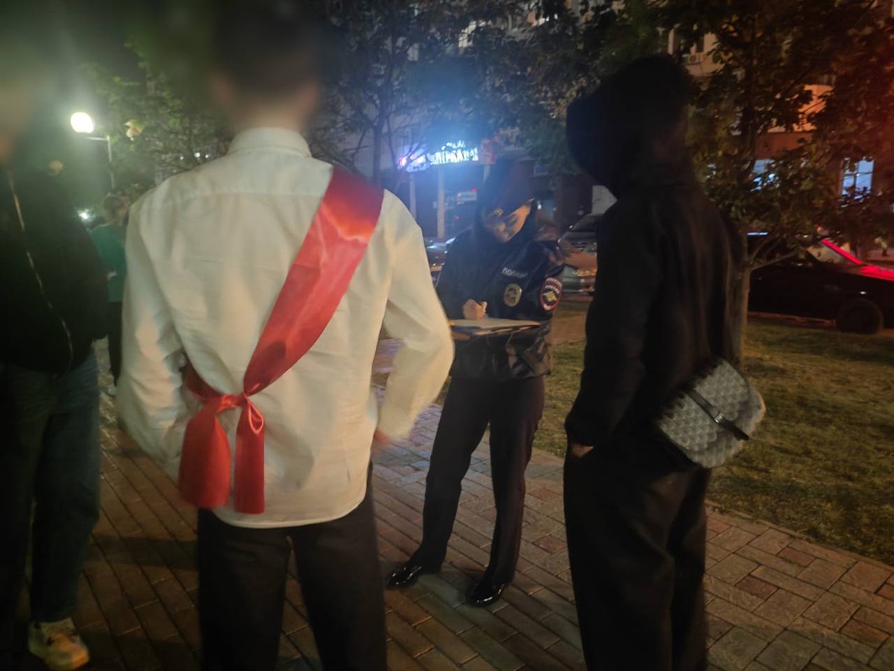 Ночью на улицах Астрахани ловили школьников и выпускников