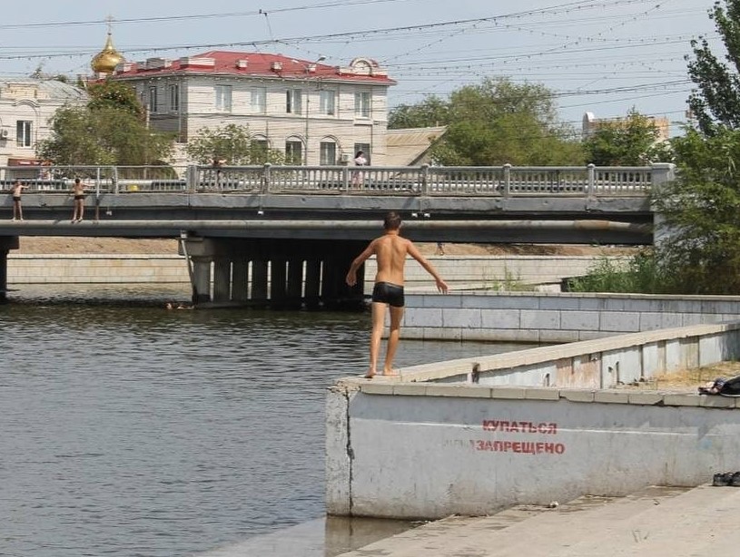 Астраханских детей, купающихся на нелегальных пляжах, будут за ручку отводить к родителям