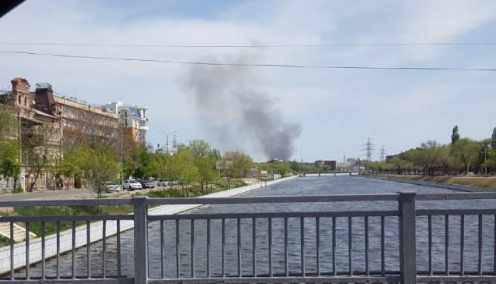 Столб дыма от сильного пожара виден в центре Астрахани